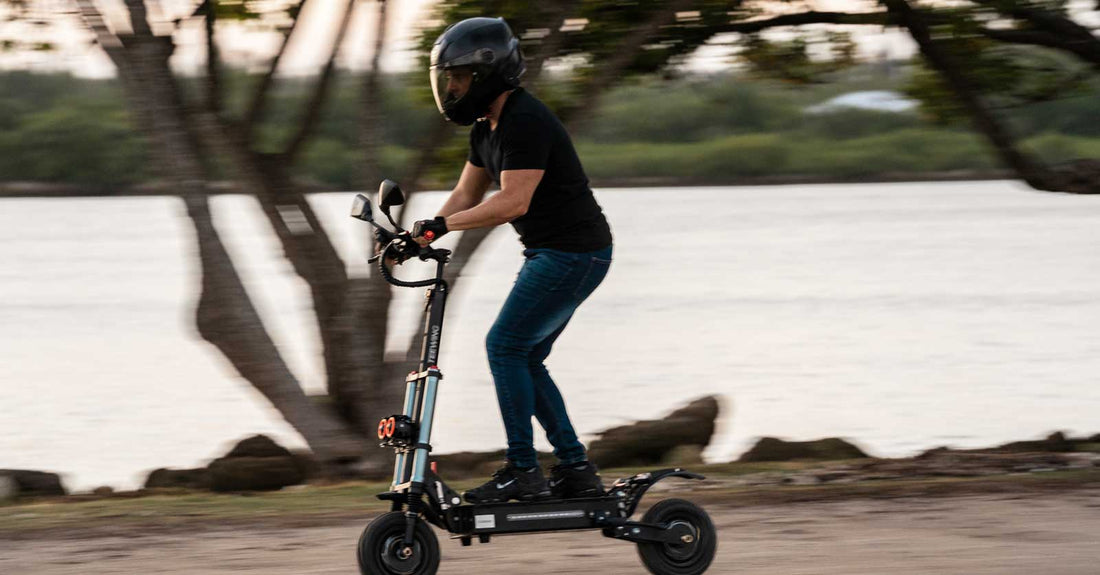 riding-Teewing-electric-scooter-with-a-helmet