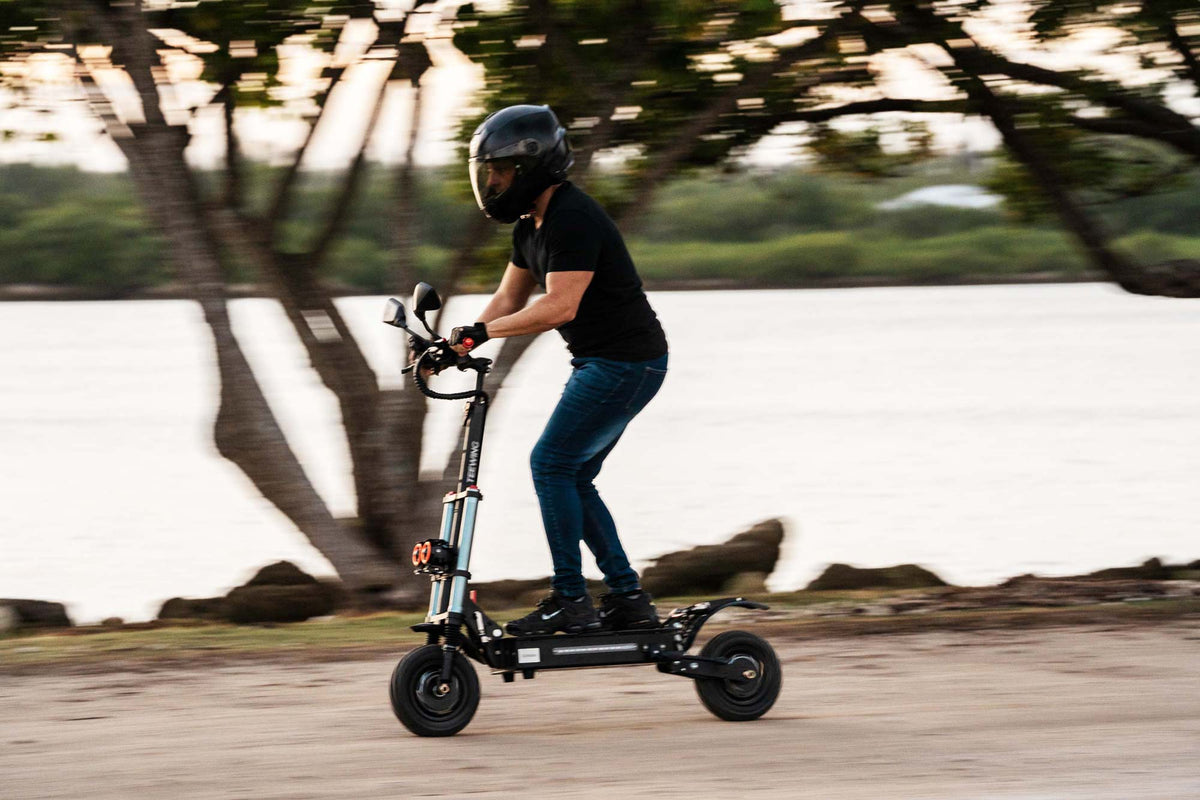 Outdoor driving video of the Teewing X5 all-terrain electric scooter
